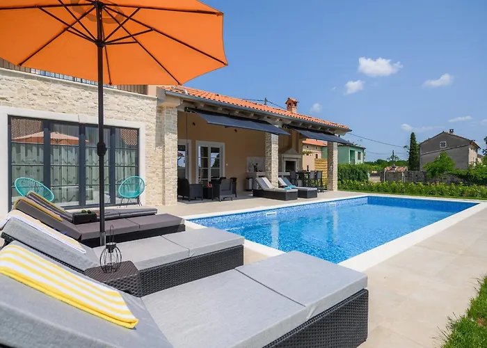 In Maru Ini With Private Pool Maruzini