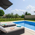 In Maru Ini With Private Pool Willa